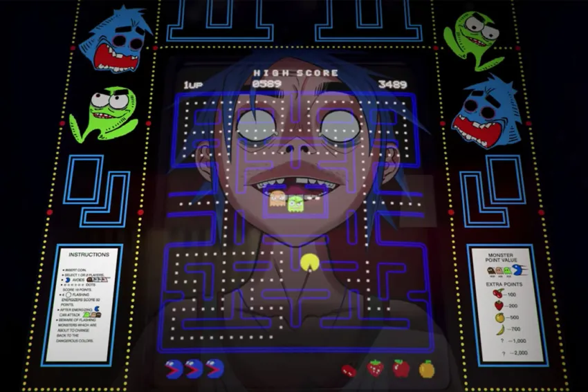 Murdoc Niccals de Gorillaz, reflejado en la pantalla de una máquina arcade donde juega PAC-MAN