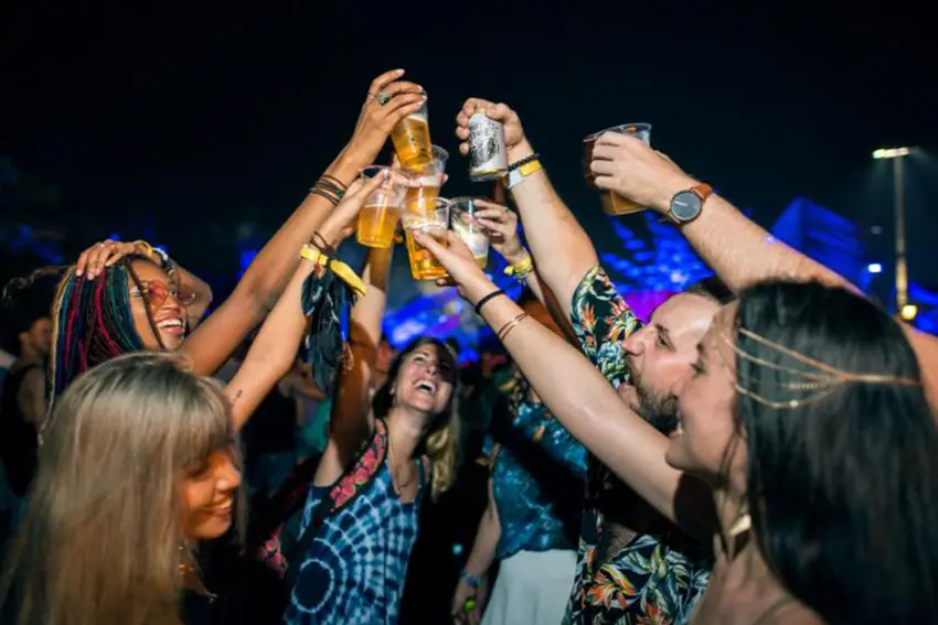 Grupo de amigos disfrutan la vida nocturna en Medellín