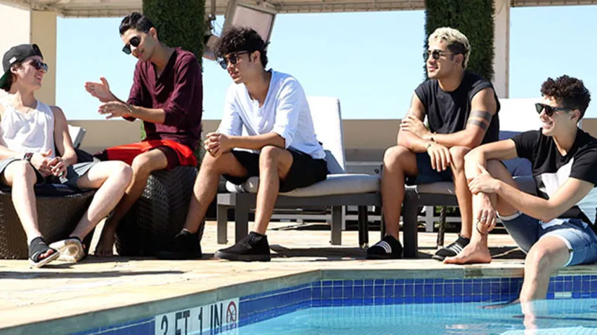 Integrantes de la agrupación CNCO en entrevista para Canal Sony en la orilla de una piscina