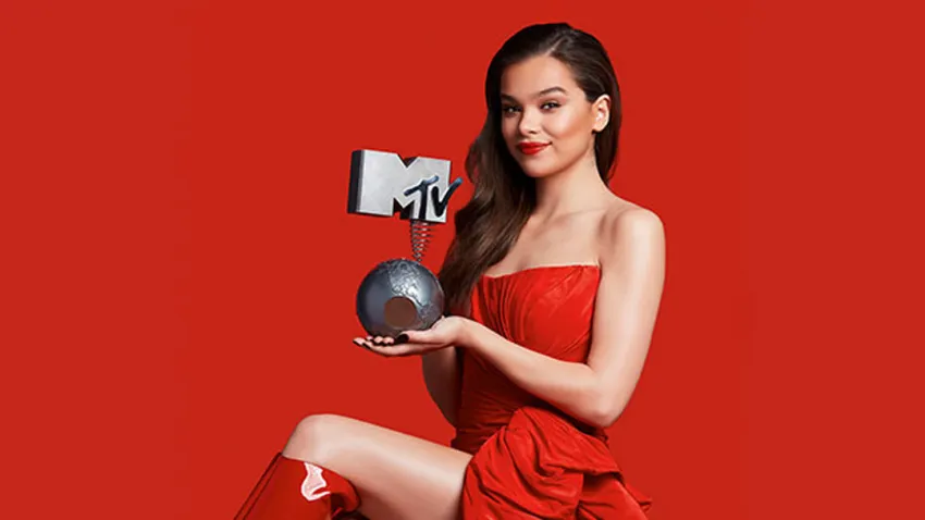 Hailee Steinfield sosteniendo el MTV EMA