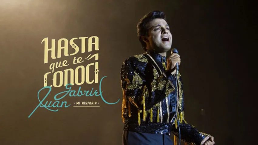 Julián Román como Juan Gabriel, en la serie 'Hasta que te Conocí'