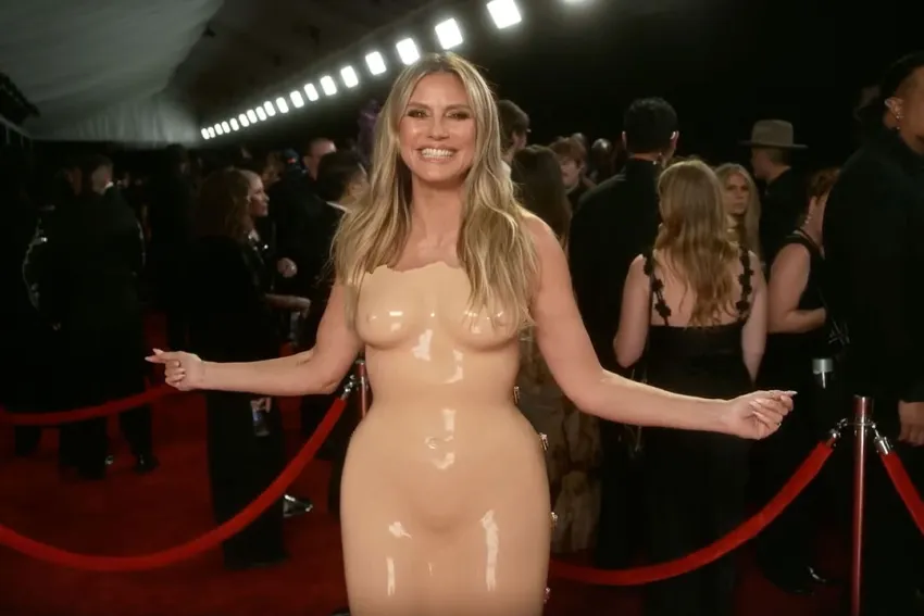 Heidi Klum vestido desnuda en la alfombra roja de los GRAMMY 2026