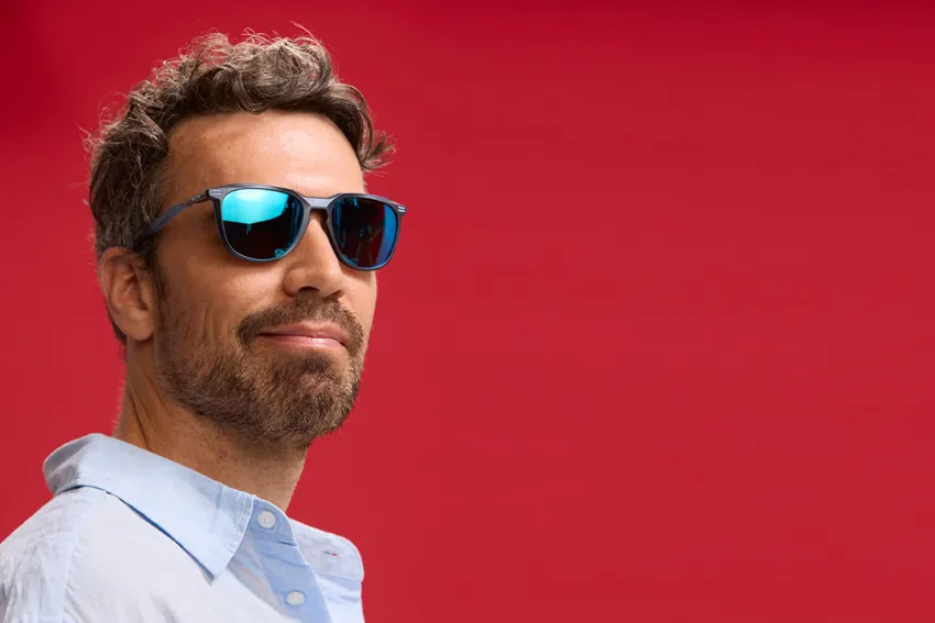 Hombre con lentes oscuros