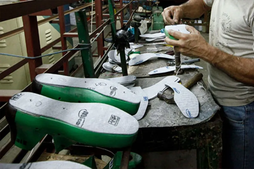 Hombre fabricando zapatos