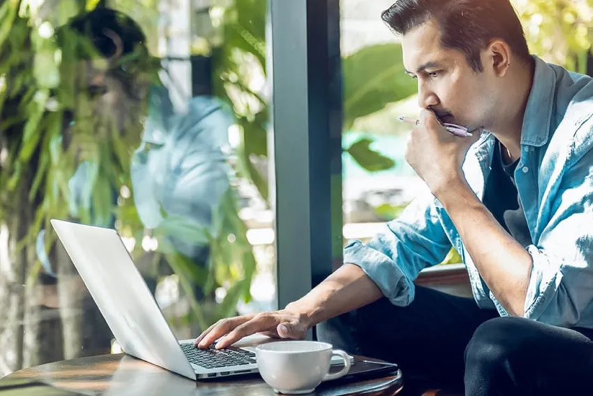 Hombre usando computador portátil