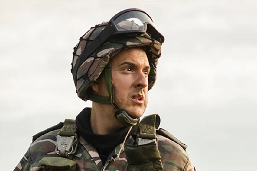 Andrés Parra como Hugo Chávez vestido de militar en la serie "Hugo Chávez, El Comandante"