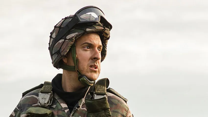 Andrés Parra como Hugo Chávez vestido de militar en la serie "Hugo Chávez, El Comandante"