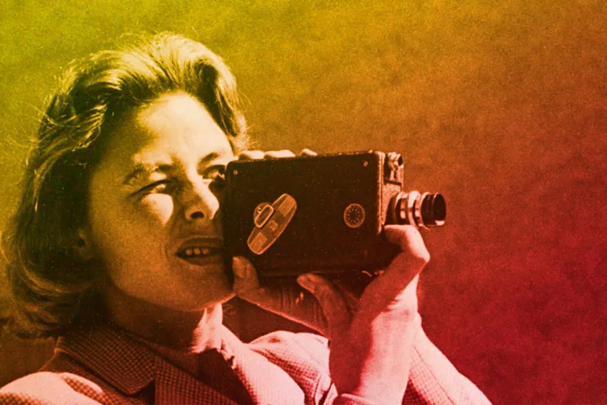 Ingrid Bergman sosteniendo una cámara de video