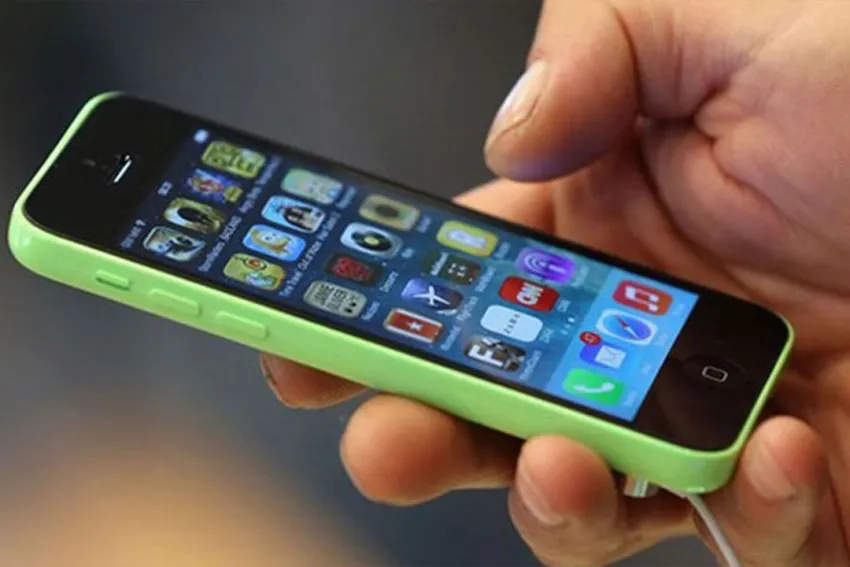 Mano sosteniendo un iPhone 5c verde