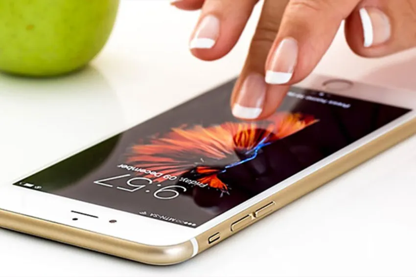 Mano de mujer manipulando un iPhone