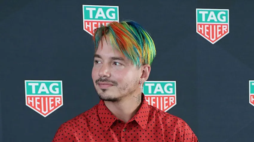 J Balvin con el pelo multicolor, en rueda de prensa de TAG Heuer