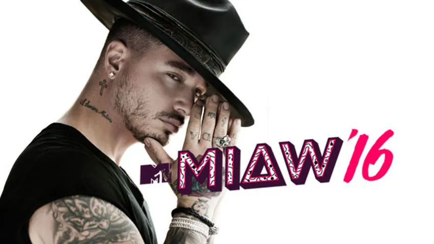 J Balvin con sombrero negro y las manos juntas en señal de oración