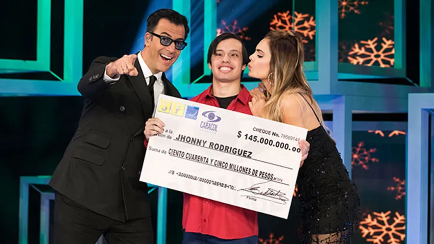 Johnny Rodríguez, ganador de Sábados Felices 2017 celebrando su triunfo junto a Humberto Rodríguez "El Gato" y Vaneza Peláez