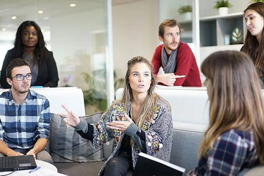 Grupo de jóvenes conversando: cuatro mujeres y dos hombres