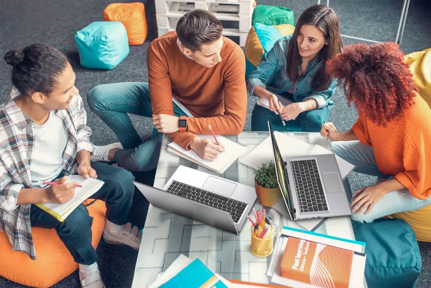 Grupo de jóvenes estudiando con sus laptops