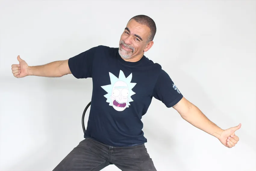 Juan Guzmán con camiseta de Rick Sánchez de Rick & Morty