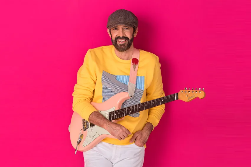 Foto de Juan Luís Guerra con una guitarra