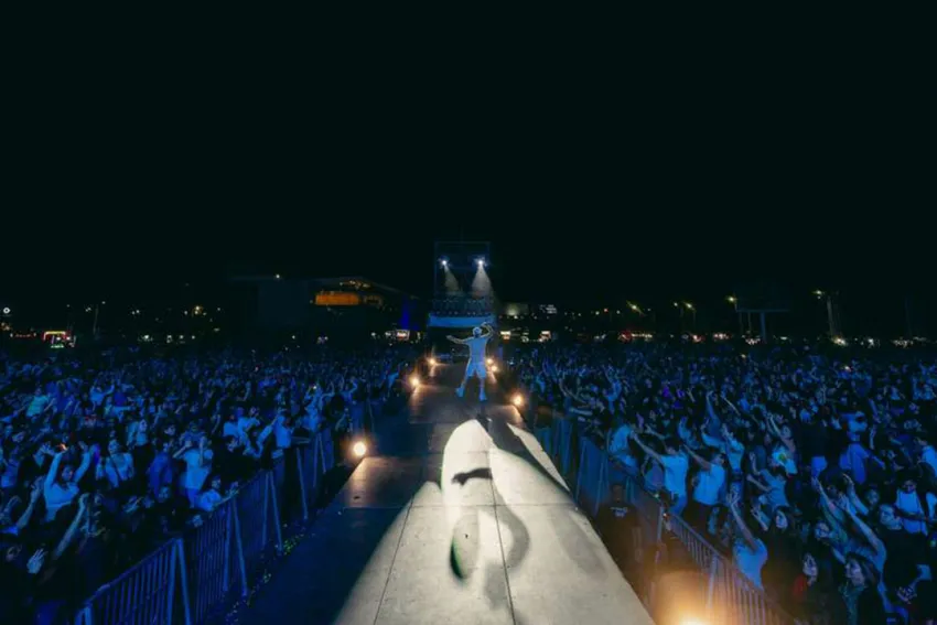 Kapo en tarima rodeado del público de Campeche - México