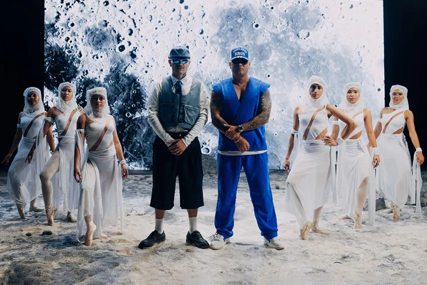 Kapo, Wisin y bailarinas en el stage del video clip de Luna