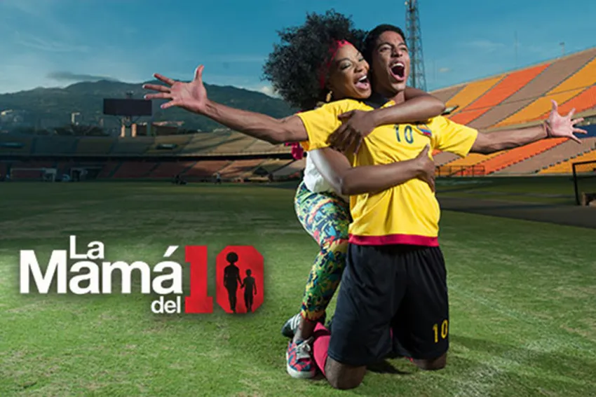 Karent Hinestroza y Sergio Herrera, protagonistas de "La Mamá del 10" celabrando un gol en un estadio vacío