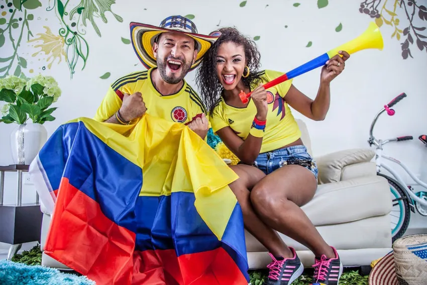 Pareja colombiana disfrutando de la pasión del fútbol
