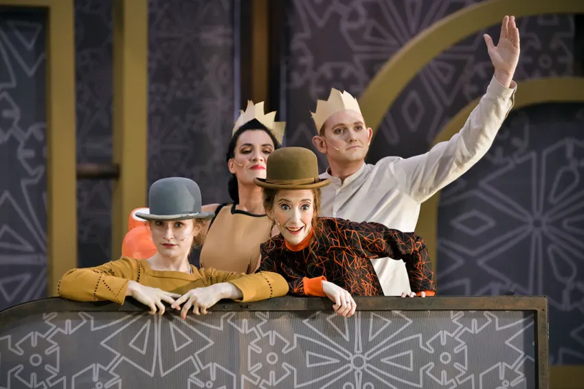 Cuatro actores de la ópera "La princesa ligera"