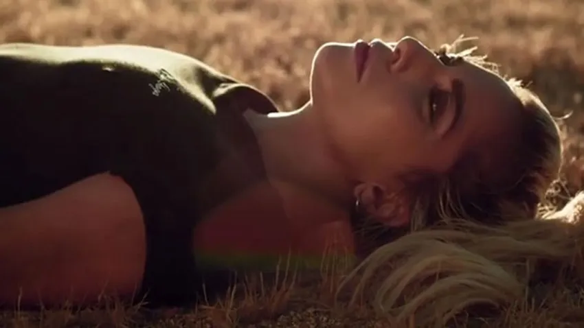 Lady Gaga acostada en la grama, en el video de Million Reasons
