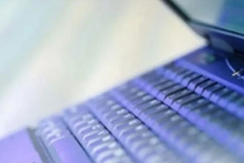 Parte del teclado y la pantalla de un laptop o computador portátil