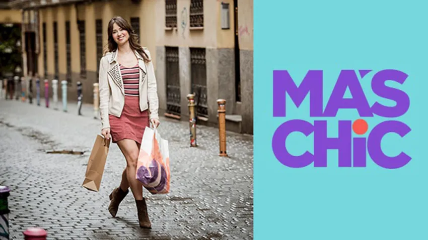 Laura Opazo caminando con bolsas de compras en las manos