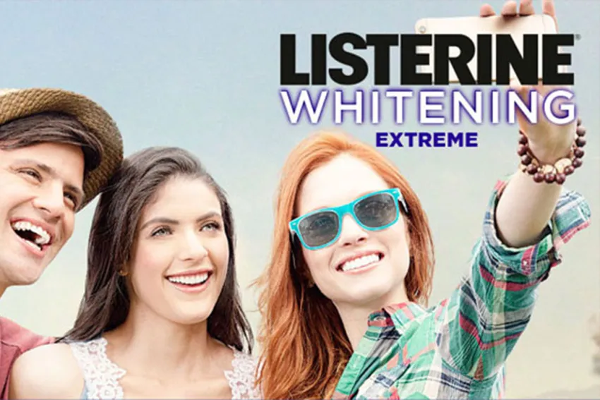 Un chico y dos chicas tomándose una selfie