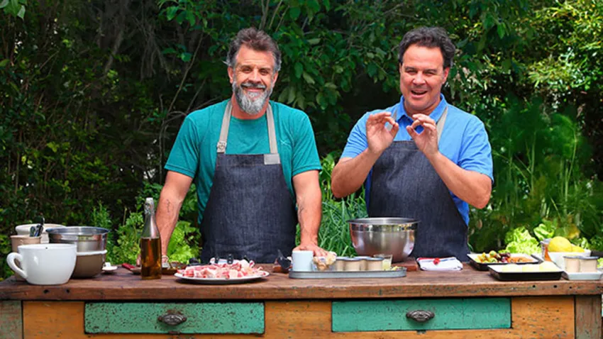 Hermanos Christian y Roberto Petersen cocinando