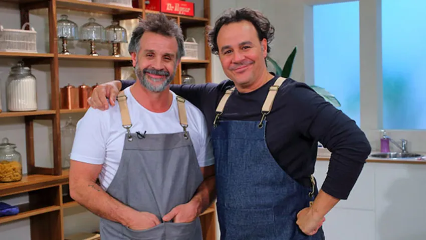 Hermanos Christian y Roberto Petersen en la cocina