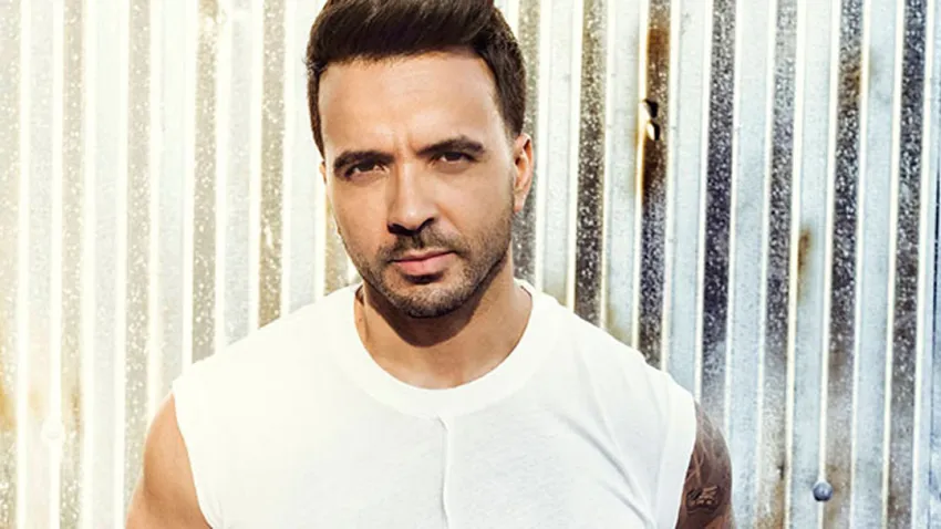Luis Fonsi con camiseta blanca