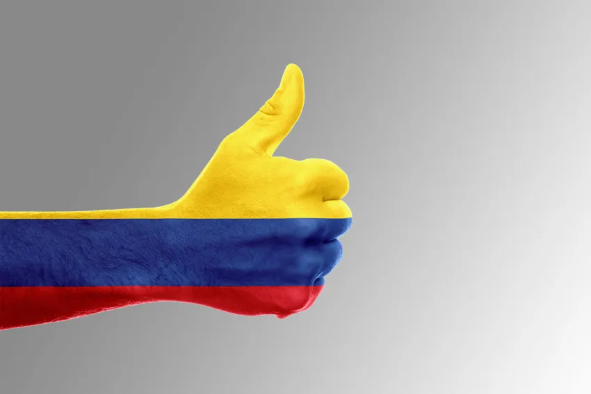 Mano pintada con la bandera de Colombia