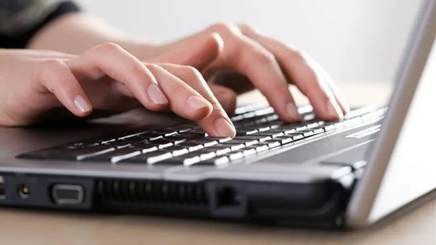 Manos tecleando en un computador portátil o laptop