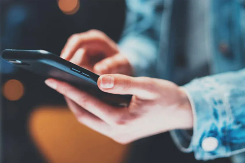 Manos sosteniendo un iPhone