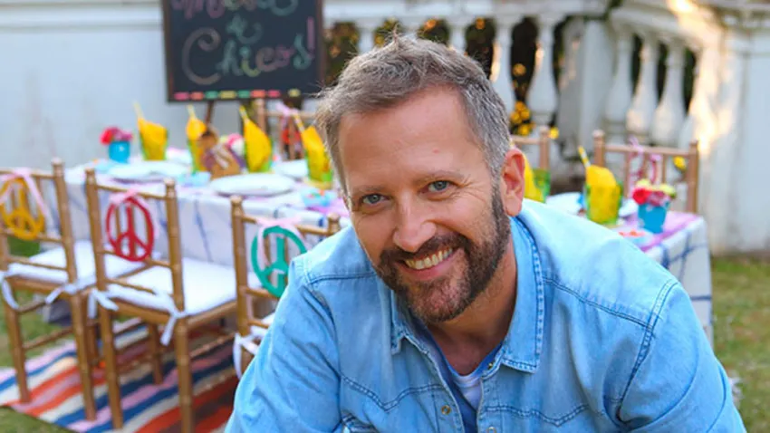 Ramiro Arzuaga delante de una mesa decorada