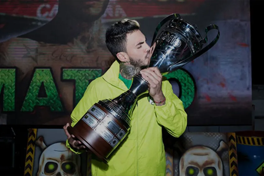 Mateo Carvajal besando el trofeo del Desafío Súper Humanos Cap Cana 2017