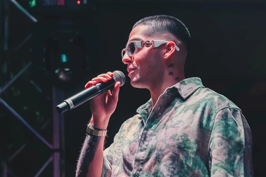 Mati Gómez cantando en vivo