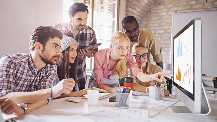 Grupo de jóvenes millenials trabajando frente al computador
