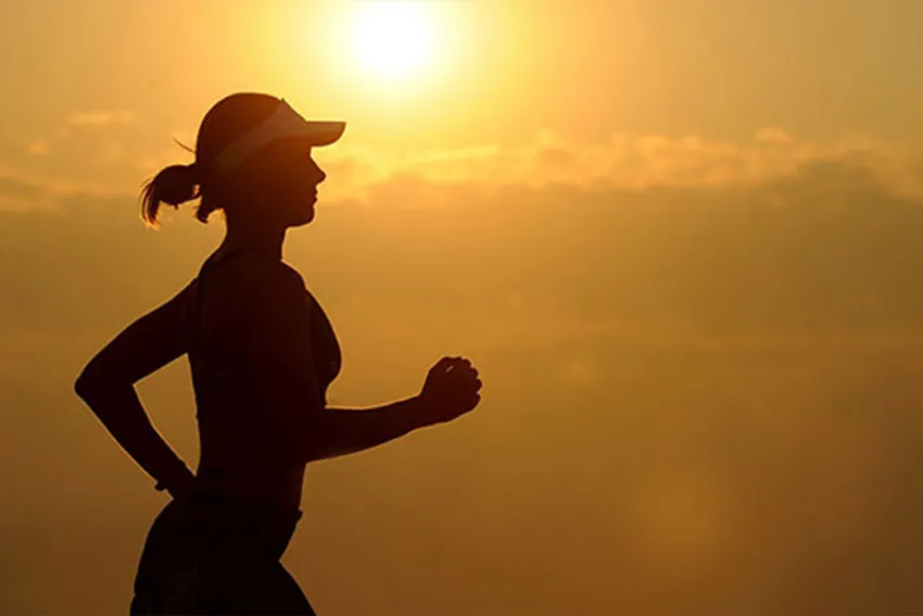 Mujer trotando al atardecer