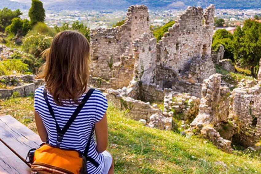 Mujer viendo paisaje