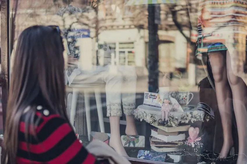 Mujer viendo vitrina de tienda