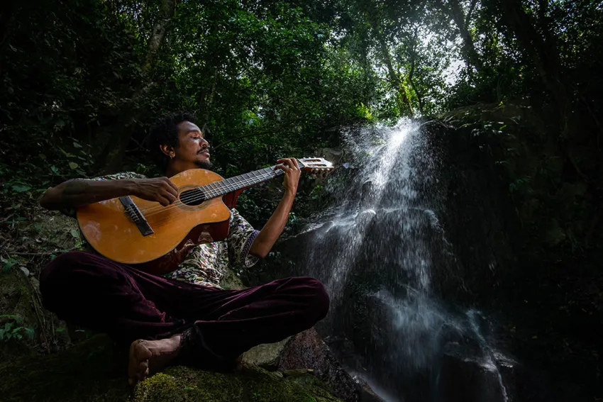 Mulato Bantú tocando guitarra