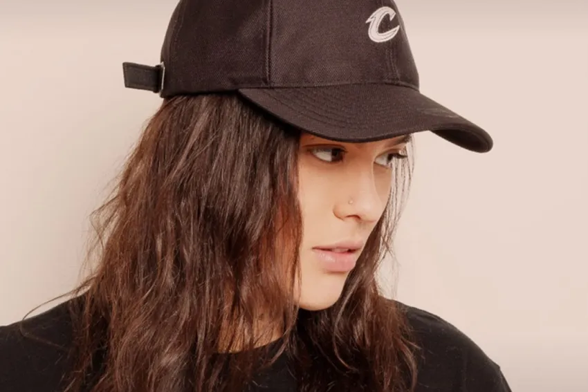 Primer plano de Nath con gorra negra y camiseta negra