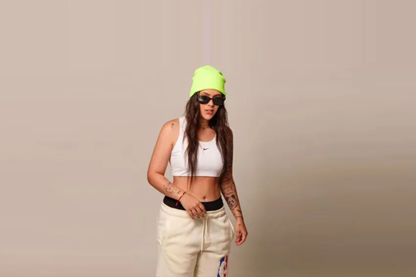 Nath con pasamontañas y gafas oscuras