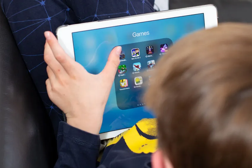 Niño con iPad - Foto: Emily Wade