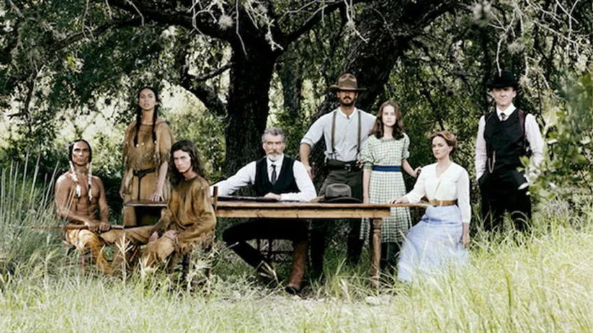 Elenco de la serie "The Son" al rededor de una mesa debajo de un árbol frondoso