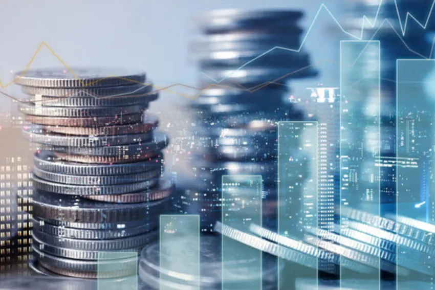 Pilla de monedas con gráficos financieros