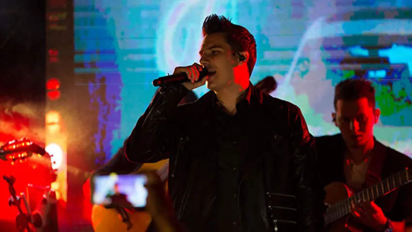 Pipe Bueno cantando en la fiesta de lanzamiento de la emisora La Kalle en Bogotá